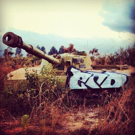 Graffiti em tanque de guerra por Marcelo Eco - Kunge, Kuito, Angola