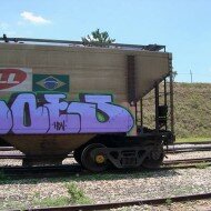 Graffiti de Does HDV em trem cargueiro (1)