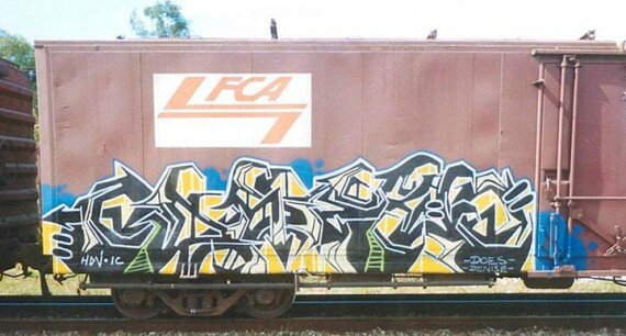 Graffiti de Does HDV em trem cargueiro - 2003 freight train (2)