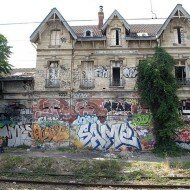 Graffiti na linha de trem de Does HDV, em Paris, França