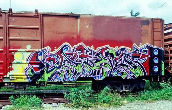 Graffiti wildstyle de Does hdv em trem de carga 2004 (1)