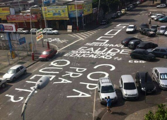 Pixações na rua em protesto a copa