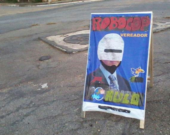 Intervenção em cavalete politico - Turma do Bode - Robocop Vereador